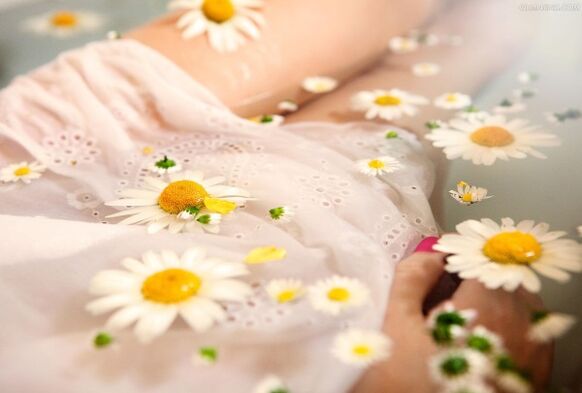 Bei lumbaler Osteochondrose empfiehlt sich ein Bad mit Zusatz von Kamillenblüten