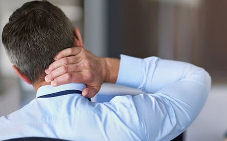 Eine Massage hilft, Verspannungen und Schmerzen im Nackenbereich zu lindern